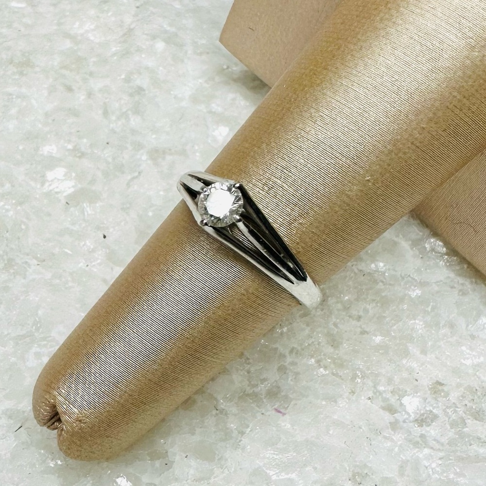 EUC Christian Dior PT900 Platinum .50 ct Diamond Ring - Picture 4 of 17